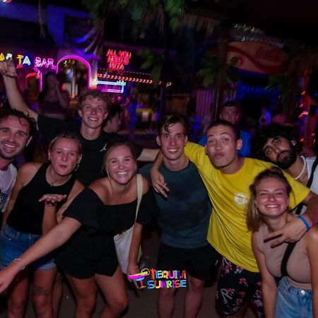 Tipsea Turtle Rooftop Hostel Gili Trawangan Buitenkant foto